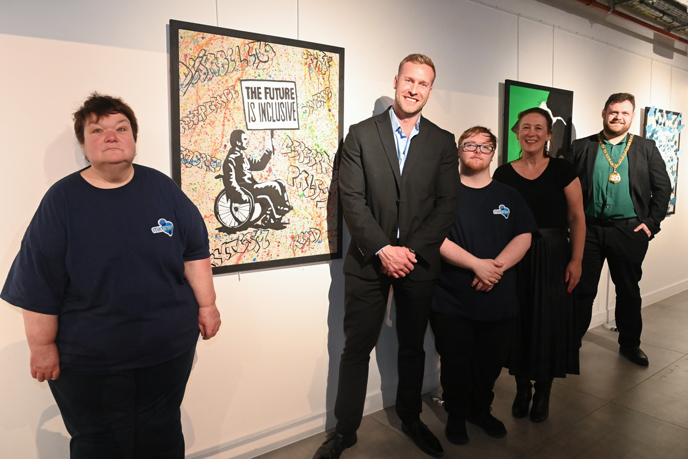 MK Snap At Unity Place Art JAR 8936